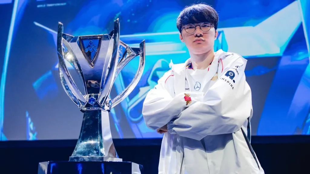 Faker posando junto al trofeo